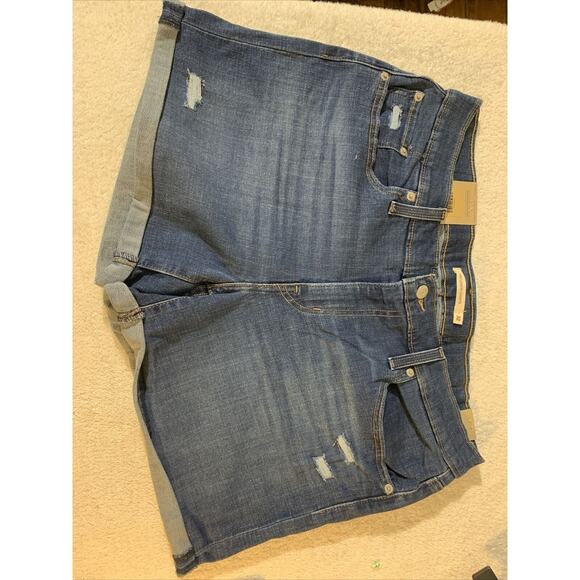 Levi’s NWT Mid Length Shorts Womens 33 16 Stretchy Denim - Picture 1 of 5